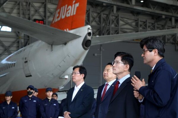 김문수 국민의힘 대선 후보가 14일 한국항공서비스 내부를 둘러보고 있다. /김문수 후보 캠프