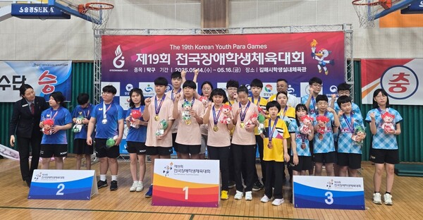 지난 13~16일 김해 일원에서 열린 제19회 전국장애학생체육대회 탁구 종목에서 우승한 경남 선수들이 기념촬영을 하고 있다. /경남장애인체육회