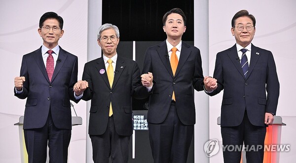 국민의힘 김문수(왼쪽부터)·민주노동당 권영국·개혁신당 이준석·더불어민주당 이재명 대선후보가 18일 서울 마포구 상암동 SBS 프리즘센터 스튜디오에서 열린 제21대 대선 1차 후보자 토론회 시작에 앞서 기념촬영을 하고 있다. /연합뉴스