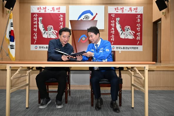 송순호(오른쪽) 경남선대위 상임선대위원장과 정진용(왼쪽) 한국노총 경남본부장이 19일 오전 정책 협약을 맺고있다. /김구연 기자