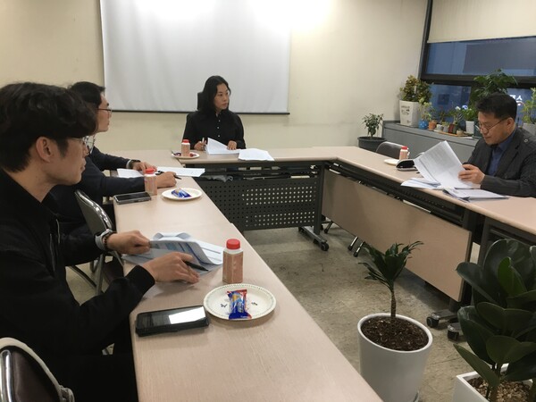 지면평가위원회(위원장 김나리)가 12일 본사 5층 회의실에서 5월 회의를 하고 있다. /민병욱 기자 min@idomin.com