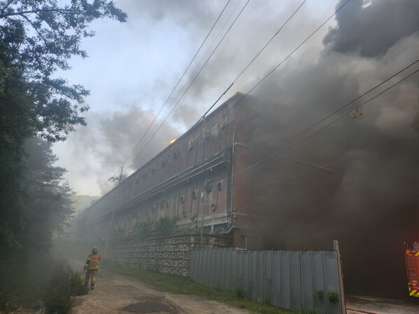 19일 오후 5시께 합천군 율곡면 한 2층짜리 돈사에서 불이 나 소방 대원들이 진화작업을 하고 있다. /경남소방본부