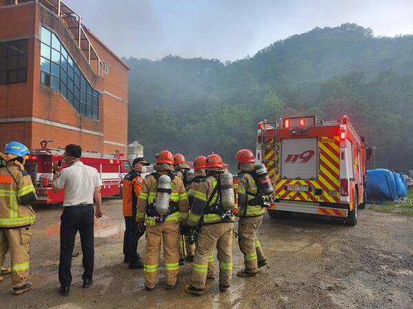 19일 오후 5시께 합천군 율곡면 한 2층짜리 돈사에서 불이 나 소방 대원들이 진화작업을 하고 있다. /경남소방본부