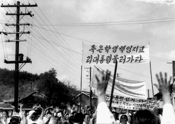 3.15의거 당시 마산무학초등학교 앞에서 시위 중인 할머니들. /3.15의거기념사업회