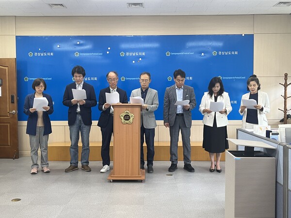 지방분권경남연대가 21일 오전 경남도의회 브리핑룸에서 기자회견을 열고 있다. /김다솜 기자 