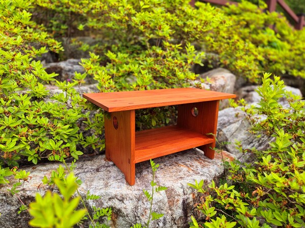 지난 어린이날 연휴에 김해목재문화박물관에 1000여 명 관람객이 방문하고 93명 가족이 식물 화분 선반(사진) 목공 체험을 했다. /김해시