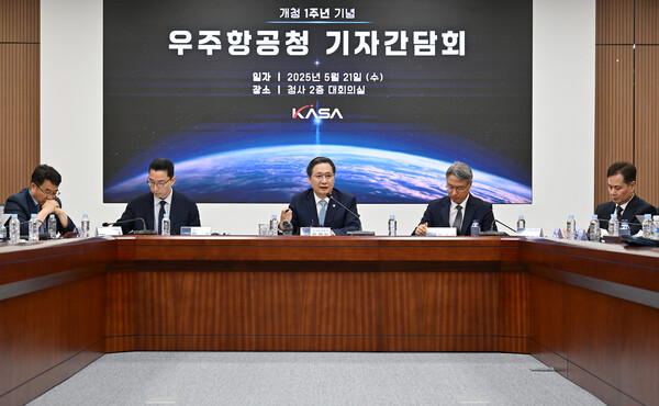 윤영빈 우주항공청장이 21일 우주청에서 진행된 개청 1주년 기자간담회에서 질의에 답변하고 있다. /우주항공청