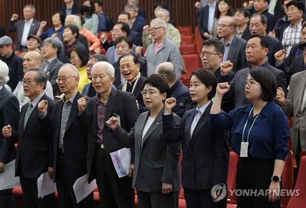  4월 28일 국회 도서관에서 열린 사회대개혁시민정치행동 출범식 및 1만인 선언에서 조국혁신당 김선민 당대표 권한대행, 진보당 김재연 대선 후보, 기본소득당 용혜인 대표 등 참석자들이 임을 위한 행진곡을 제창하고 있다. /연합뉴스
