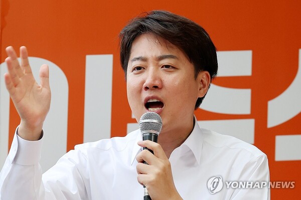 이준석 개혁신당 대선 후보가 19일 오후 광주 북구 전남대학교 후문 앞에서 열린 유세에서 지지를 호소하고 있다. /연합뉴스