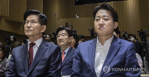 김문수(왼쪽) 국민의힘 대선 후보와 이준석 개혁신당 대선 후보가 5월 19일 서울 중구 서울시청에서 열린 '약자와 동행하는 서울 토론회'에 참석해 나란히 앉아 있다. /연합뉴스