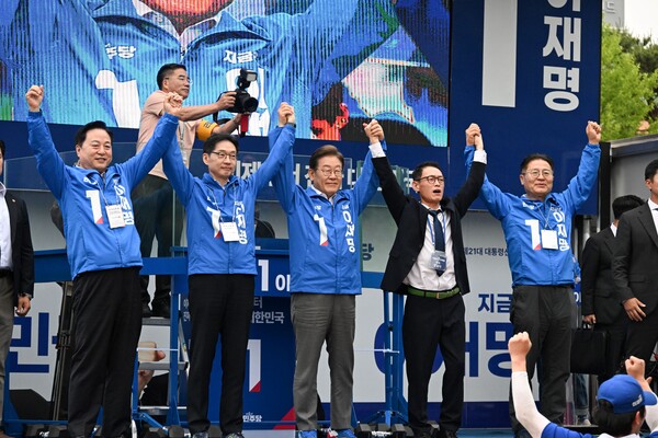 이재명 더불어민주당 대통령 후보가 22일 양산시 물금읍 범어리 양산워터파크공원에서 유세하고 있다.이재명 후보가 손을 들어 인사하고 있다. /김구연 기자 sajin@idomin.com