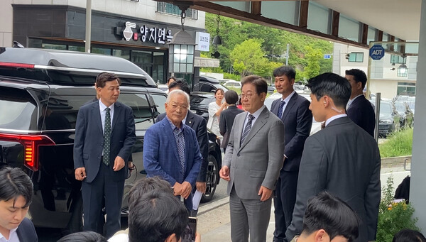 이재명 민주당 대선 후보가 노무현·문재인 전 대통령 멘토 송기인 신부와 차담을 나누고 배웅하고 있다. /이현희 기자