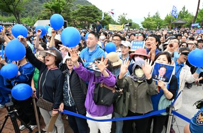 이재명 더불어민주당 대통령 후보가 22일 양산시 물금읍 범어리 양산워터파크공원에서 집중유세를 했다.유세장을 가득 채운 시민들이 환호하고 있다. /김구연 기자 sajin@idomin.com