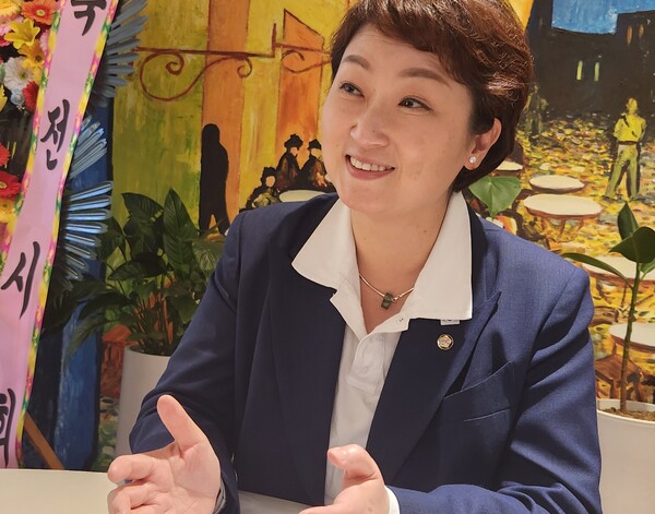 이언주 민주당 공동선대위원장이 23일 언론 인터뷰를 하고 있다. /허귀용 기자