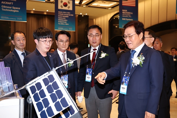 2025 국제 우주산업 콘퍼런스가 26일 서울 그랜드 하얏트 호텔에서 열렸다. 박완수(맨 오른쪽) 경남도지사와 최형두 국회의원, 박동식 사천시장 등이 우주항공 기업 부스 전시물을 둘러보고 있다. /경남도