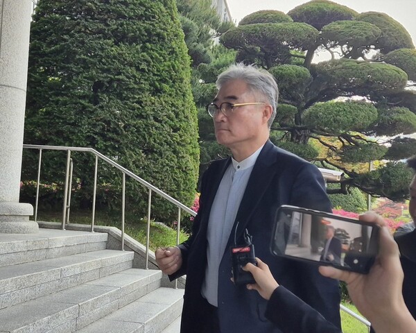 정치자금법 위반 혐의 피의자 신분으로 28일 창원지검에 출석하는 조명래 창원시 제2부시장. /연합뉴스