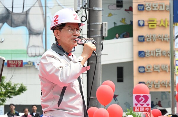 김문수 국민의힘 대선 후보가 28일 오전 창원 상남분수광장에서 연설을 하고 있다. /김구연 기자 