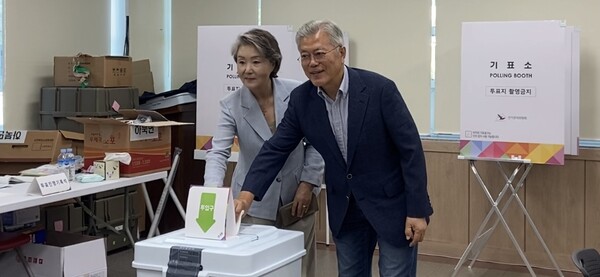 문재인 전 대통령이 부인 김정숙 여사와 함께 29일 양산시 하북면 사전투표소에서 투표를 하고 있다. /이현희 기자 