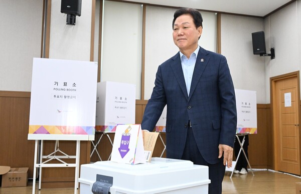 박완수 경남도지사가 29일 창원시 성산구 경남연구원에 마련된 제21대 대통령선거 용지동 사전투표소에서 투표하고 있다. /김구연 기자