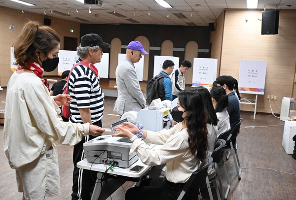 제21대 대통령선거 사전 투표 첫날인 2025년 5월 29일 창원시 성산구 중앙동행정복지센터 투표소에서 유권자들이 투표하고 있다. /김구연 기자