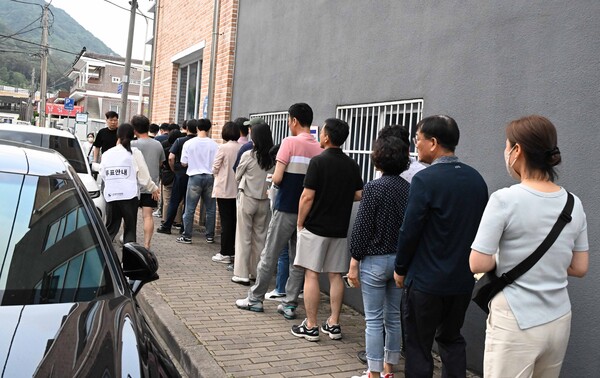 제21대 대통령선거 사전 투표 첫날인 29일 오후 5시 40분 창원시 성산구 사파동주민자치센터 투표소에 유권자들이 길게 줄을 서서 기다리고 있다. /김구연 기자