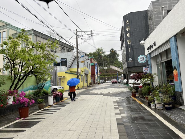 박재삼 문학의 거리에서 노산공원으로 이어지는 길. /권영란 작가 