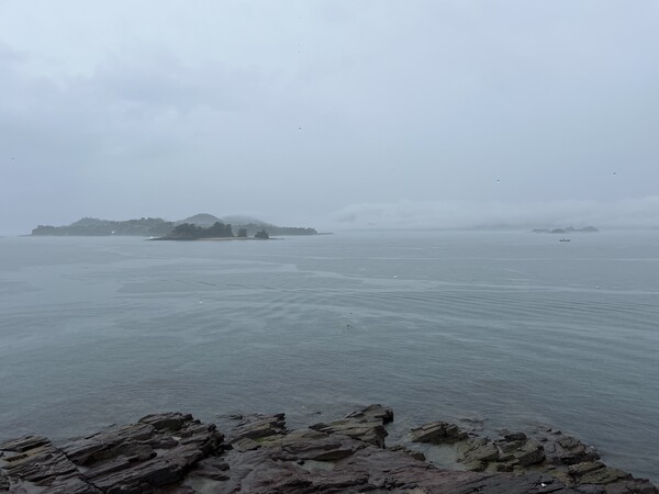 박재삼문학관 옥상에서 본 삼천포 앞바다. /권영란 기자 