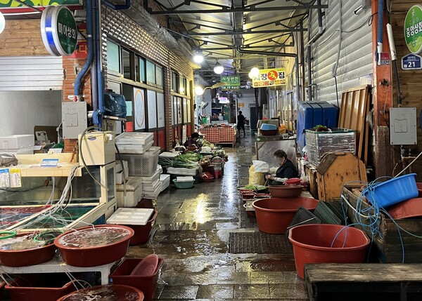박재삼 시인 살던 옛집 근처 삼천포중앙시장. 시인의 엄매(엄마)도 이곳 어딘가에서 좌판을 깔고 있었을 것이다. /권영란 작가