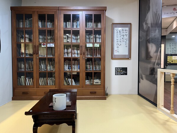 박재삼문학관 1층 전시실에는 시인의 집필실을 재현해 놓았다. /권영란 작가 