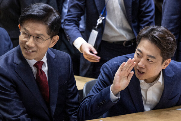 김문수(왼쪽) 국민의힘 대선 후보, 이준석 개혁신당 후보. /연합뉴스