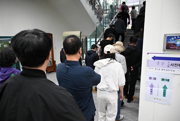 21대 대통령선거 사전 투표 첫날인 29일과 창원시 성산구 중앙동행정복지센터 투표소에 유권자들이 길게 줄을 서서 순서를 기다리고 있다.  /김구연 기자 sajin@idomin.com