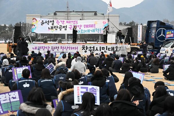 '윤석열 즉각 파면, 내란공범 국짐당 해체, 사회대개혁'을 위한 창원시민대회와 '민주노총 전조합원 행동의 날' 행사가 2025년 2월 15일 오후 창원시청 앞 창원광장에서 열렸다. 대회에 참가한 시민들과 노동자들이 윤석열 파면 등의 구호를 외치고 있다. /김구연 기자