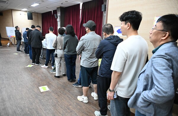 제21대 대통령선거 사전투표 첫날인 29일 창원시 성산구 중앙동행정복지센터 투표소에서 유권자들이 투표하고 있다. /김구연 기자