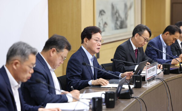 박완수 경남도지사가 2일 확대간부회의에서 발언하고 있다. /경남도