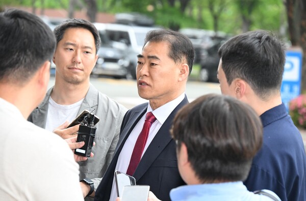 정치 브로커 명태균 씨 법률대리인 남상권(가운데) 변호사가 2일 창원지방검찰청 앞에서 취재진 질문에 답하고 있다. /김구연 기자