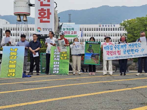 기자회견문 낭독이 이어지고 있다. /최석환 기자