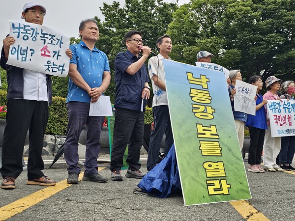 참석자들이 국민의힘 규탄 발언을 하고 있다. /최석환 기자