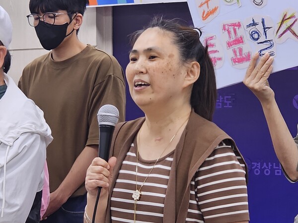 발달장애인 고민정 씨가 2일 오전 경남도청 프레스센터에서 발언하고 있다. /최석환 기자