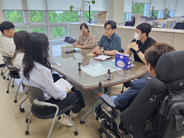 회견 주최 측 관계자들이 2일 오전 창원 성산구 용호동 경남도선거관리위원회를 항의 방문해 선관위 선거과 직원들과 대화하고 있다. /최석환 기자