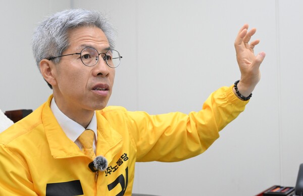 권영국 민주노동당 대선 후보가 5월 30일 경남도의회에서 와 인터뷰하고 있다. /김구연 기자 