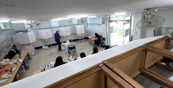 제21대 대통령선거일인 3일 창원시 마산합포구 문화동 마산적십자 무료급식소(마산 맛 나눔터)에 마련된 문화동 제2투표소에서 유권자가 투표하고 있다. /연합뉴스