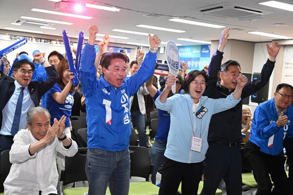 2025년 6월 3일 창원시 의창구 더불어민주당 경남도당에서 개표방송을 시청하고 있던 당원들과 지지자들이 출구조사가 우세로 발표되자 기뻐하며 환호하고 있다. /김구연 기자