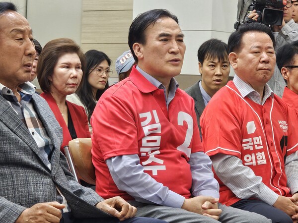 김종양(맨 앞줄 가운데) 국회의원 등 국민의힘 관계자들이 3일 오후 창원 의창구 봉곡동 경남도당 당사 5층 대선 개표상황실에서 굳은 표정으로 출구조사 결과를 보고 있다. /최석환 기자