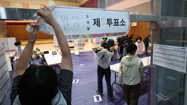 제21대 대통령선거일인 3일 오후 8시께 창원시 마산합포구 해운중학교 1층 체육관에 마련된 월영동 제4·5투표소에서 선거 관계자가 투표소 안내 표지를 철거하고 있다. /연합뉴스