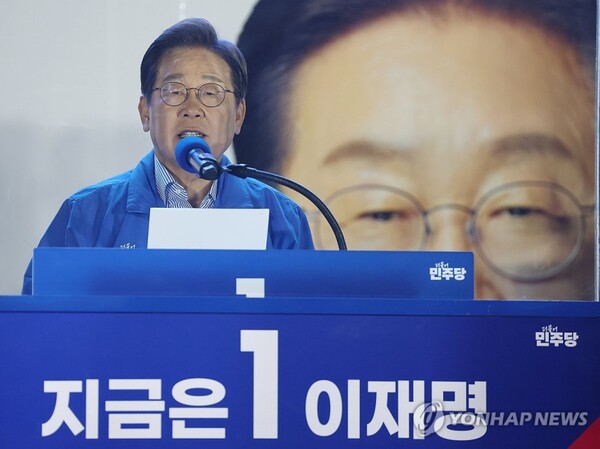 더불어민주당 이재명 대선 후보가 선거를 하루 앞둔 2일 서울 여의도공원 마지막 유세에서 이 후보의 '빛의 혁명' 완성을 위한 승리에 대한 연설을 하고 있다. /연합뉴스 