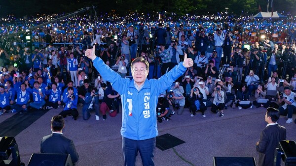 이재명 더불어민주당 후보가 12.3 내란 사태로 윤석열 대통령이 탄핵되면서 3일 진행된 제21대 대한민국 대통령 선거에서 당선했다. 사진은 이 당선자가 선거를 하루 앞둔 2일 서울 여의도공원에서 열린 마지막 유세에서 두팔을 번쩍 들어올린 모습. /연합뉴스