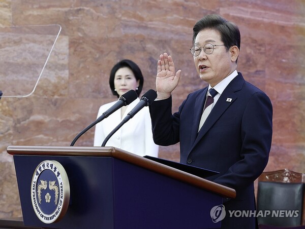 이재명 대통령이 4일 서울 여의도 국회에서 열린 제21대 대통령 취임선서식에서 취임 선서를 하고 있다. /연합뉴스