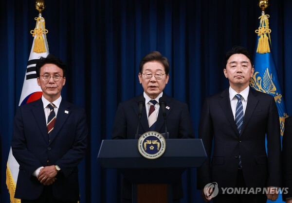 이재명 대통령이 4일 서울 용산 대통령실 청사에서 국무총리 후보자로 김민석 의원(왼쪽), 대통령 비서실장으로 강훈식 의원 등 첫 인선을 발표하고 있다. /연합뉴스