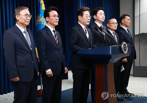 이재명 대통령이 4일 서울 용산 대통령실 청사에서 열린 인사브리핑에서 새 정부 첫 인사 발표를 하고 있다. 왼쪽부터 이종석 국정원장 후보자, 김민석 국무총리 후보자, 이 대통령, 강훈식 비서실장, 위성락 안보실장, 황인권 경호처장. /연합뉴스