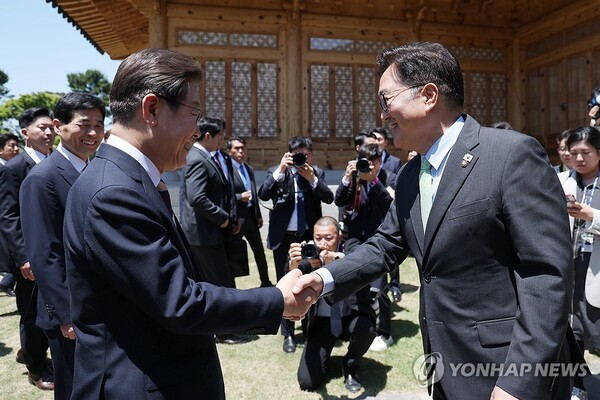 이재명 대통령이 4일 서울 여의도 국회 로텐더홀에서 열린 제21대 대통령 취임선서식을 마친 뒤 우원식 국회의장 및 여야 6당 대표와 오찬을 위해 사랑재에 도착해 우 의장과 악수하고 있다. /연합뉴스